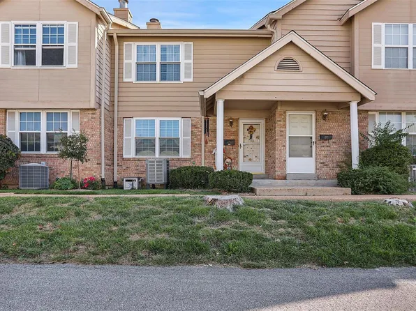 258 Carmel Woods Dr, Ballwin, MO 63021