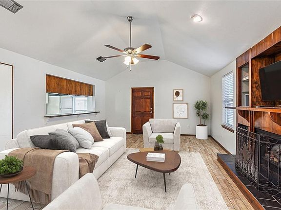 5th image of 713 Waltham St