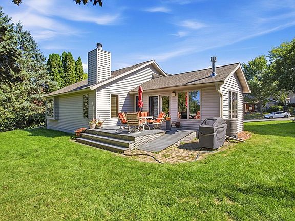 5th image of 10 Apple Hill Cir