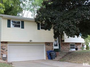 2392 Kingsway Dr, Bettendorf, IA