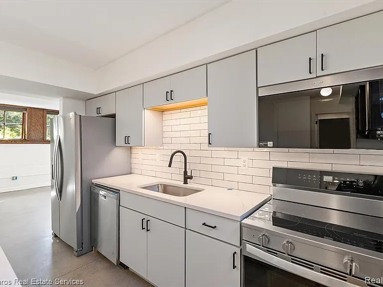 389 Saint Clair St #101 — Photo 5