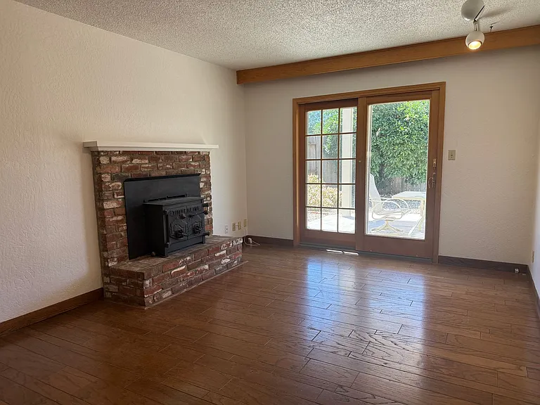 718 Linwood St — Photo 6