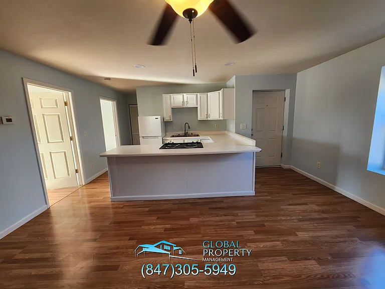 Lakefront Apartments — Photo 9