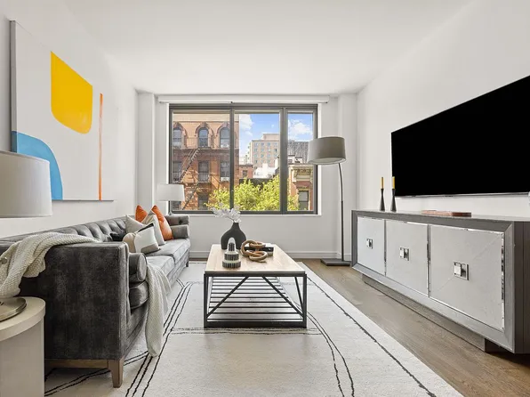 211 E 13th St #5H, New York, NY 10003