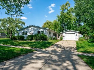 422 Tanglewood Dr, Streamwood, IL 60107