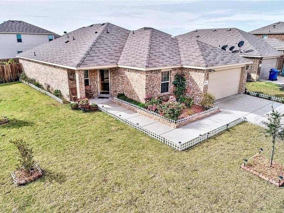 1st image of 301 Hawthorn Dr