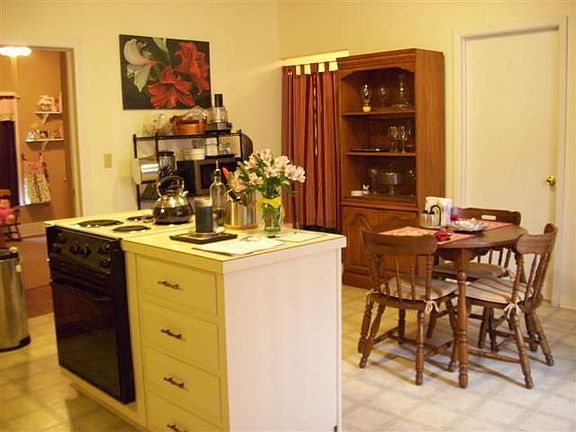 5th image of 204 S College St