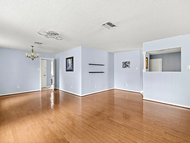 701 Topeka Dr — Photo 4