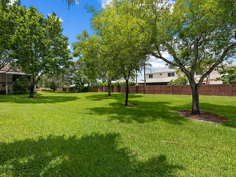 4221 SW 71st Way #4221 — Photo 15