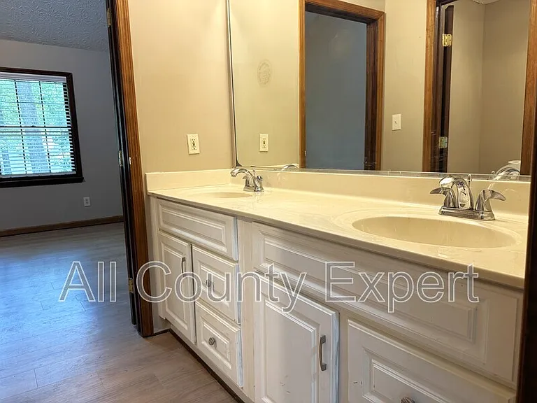 1302 Colony Dr — Photo 19