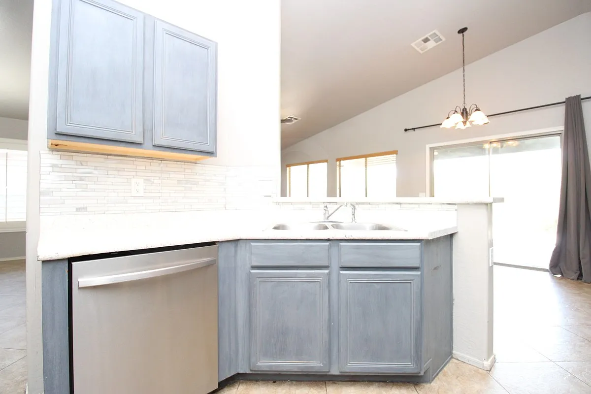 3 bed, 2.0 bath, 2080 sqft, $2,199 — Photo 4
