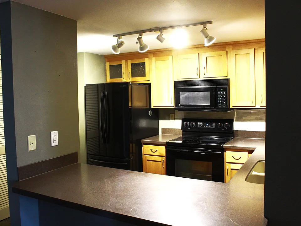 270 E Highland Ave #423