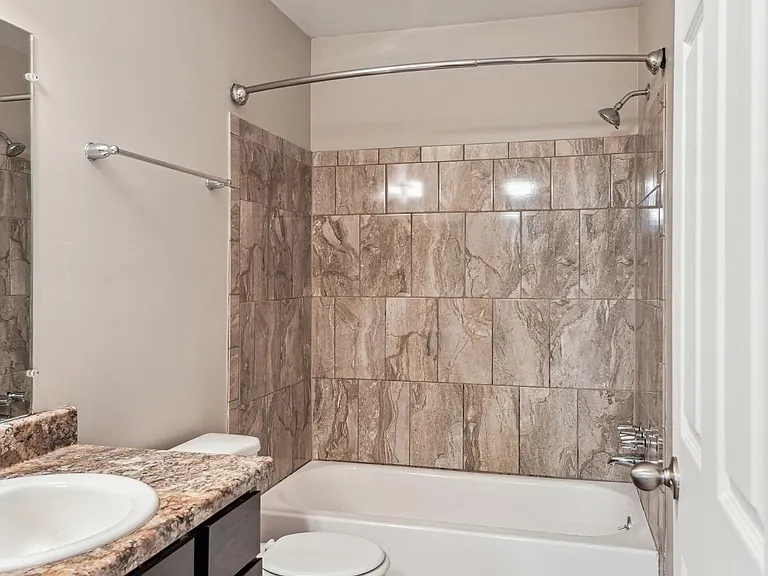 Pointe West Apartments — Photo 30