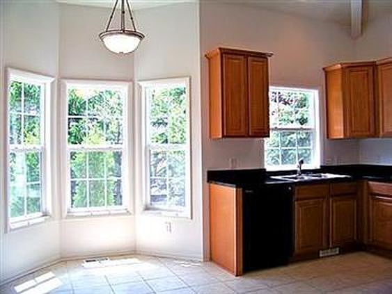5th image of 105 Blossom Ln