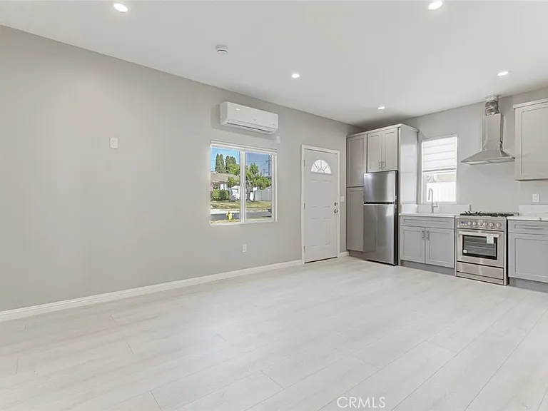 10933 Nassau Ave — Photo 5