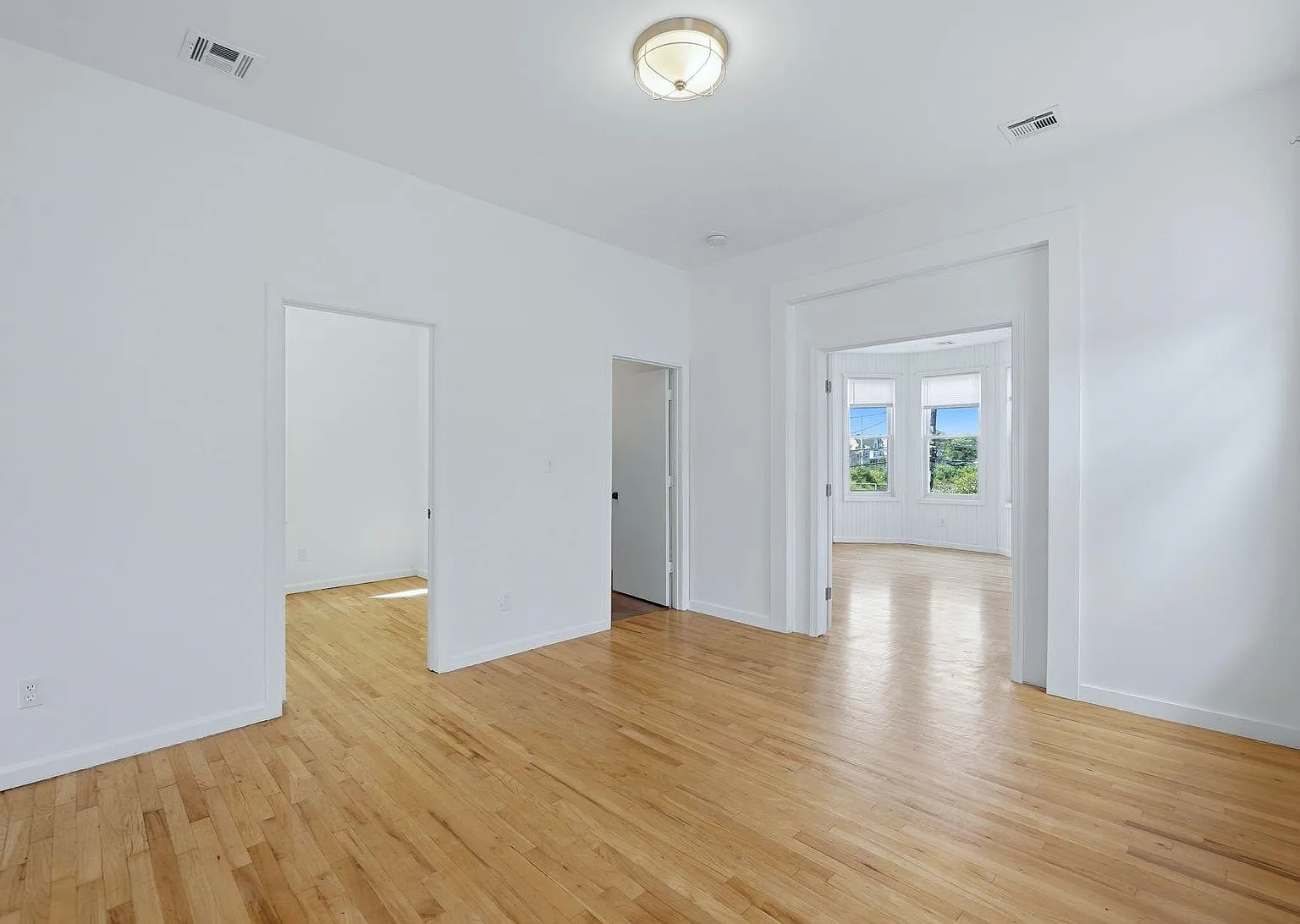 3 bed, 1.0 bath, 1100 sqft, $3,000 — Photo 2