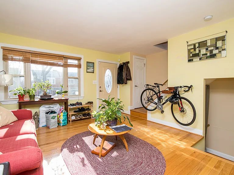 234 Nicholson St NE — Photo 1