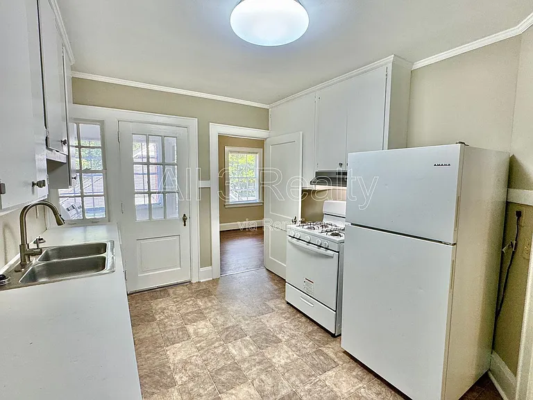 440 E Fairview Ave — Photo 16