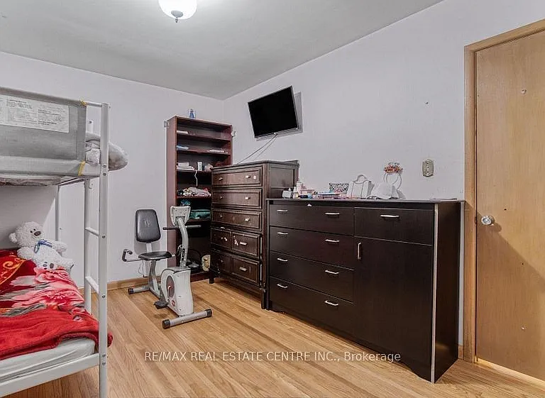 314 Strathcona Dr — Photo 32