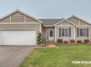 12015 Russell Ridge Dr NE, Cedar Springs, MI 49319