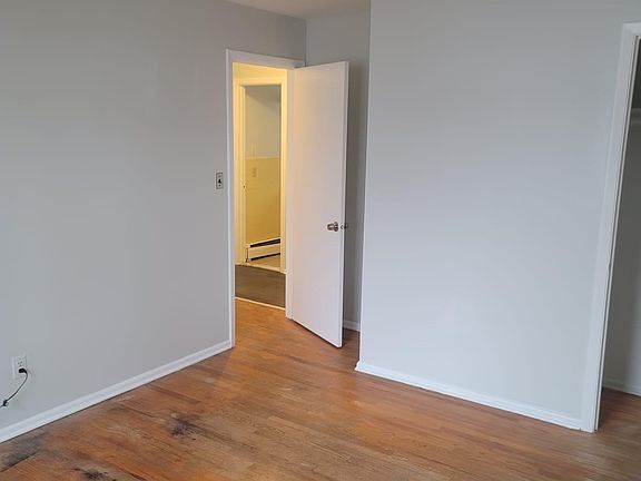 5th image of 50 W Stratford Pl APT 3B