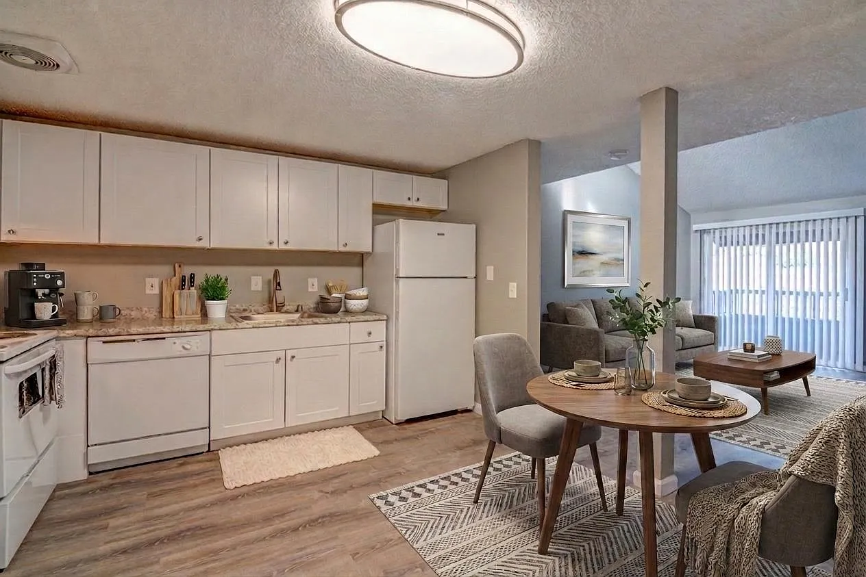 3 bed, 1043 sqft, $1,648 — Photo 2