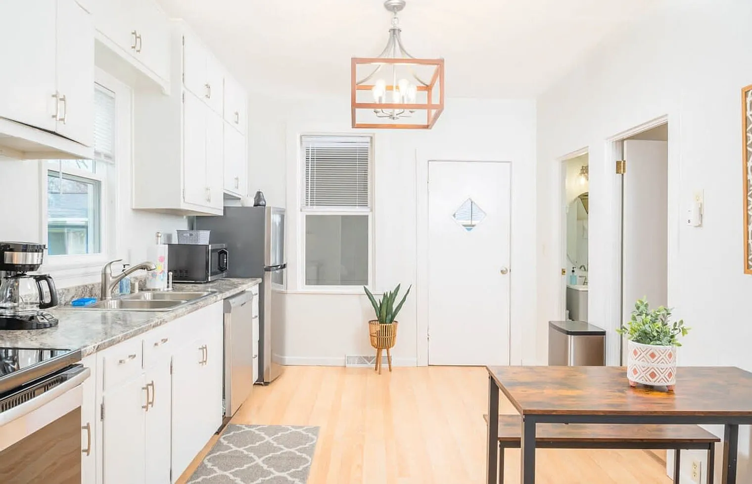 2 bed, 1.0 bath, 1097 sqft, $2,210 — Photo 3