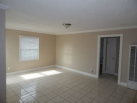 5th image of 2430 Greenwood Dr