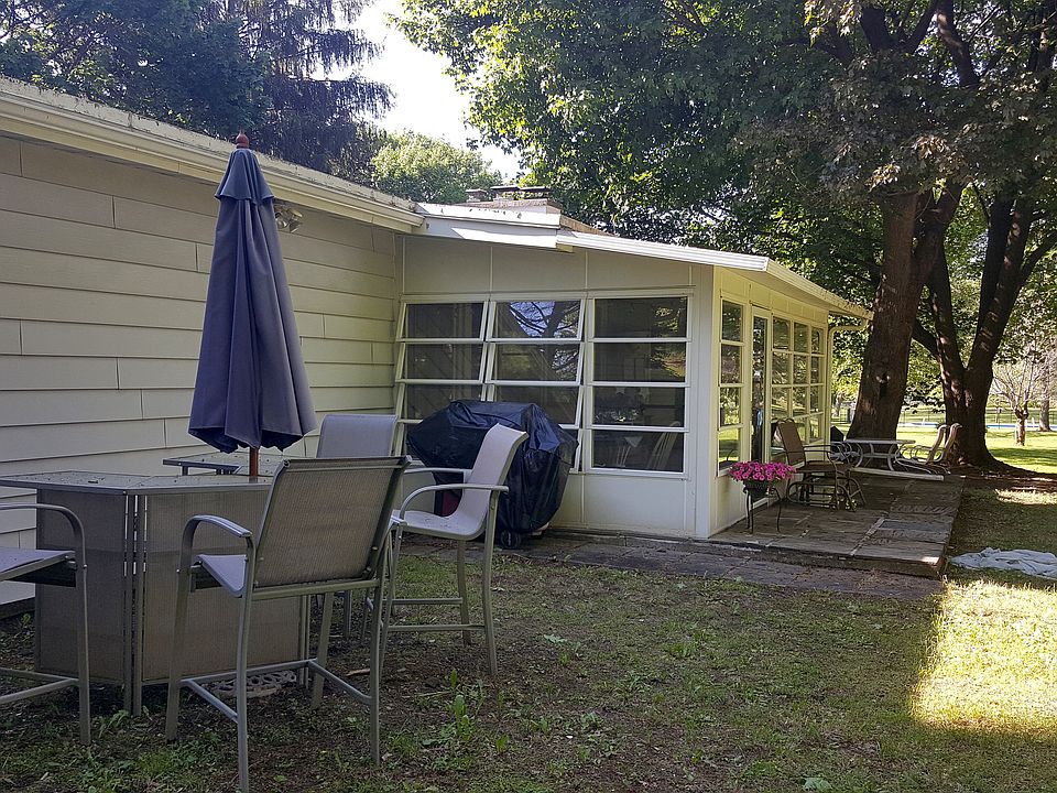 1st image of 121 Windcrest Dr