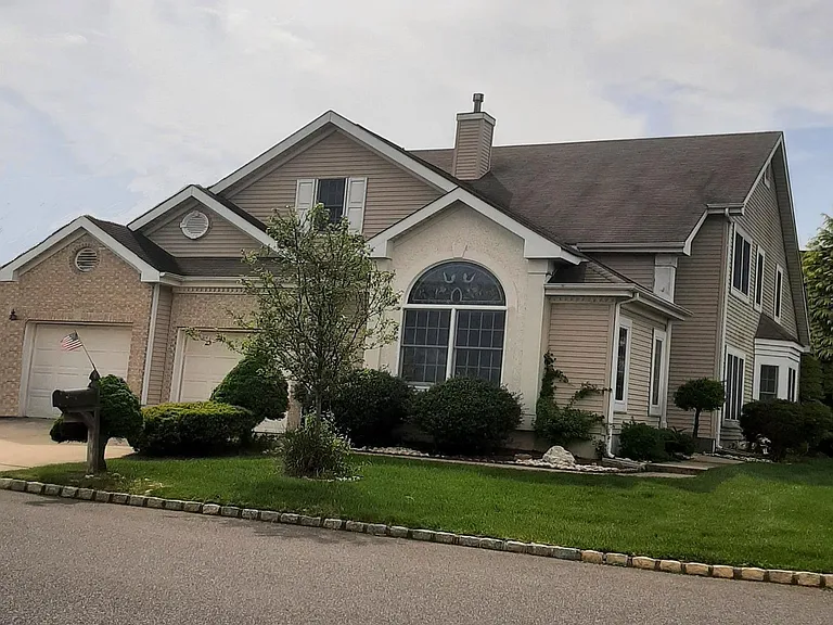 52 Westminster Dr — Photo 1