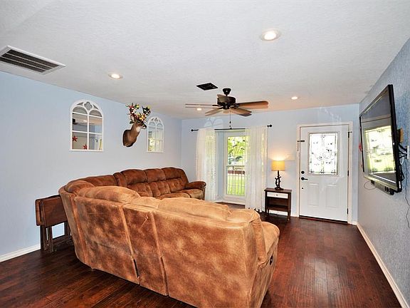 4th image of 305 Coburn St
