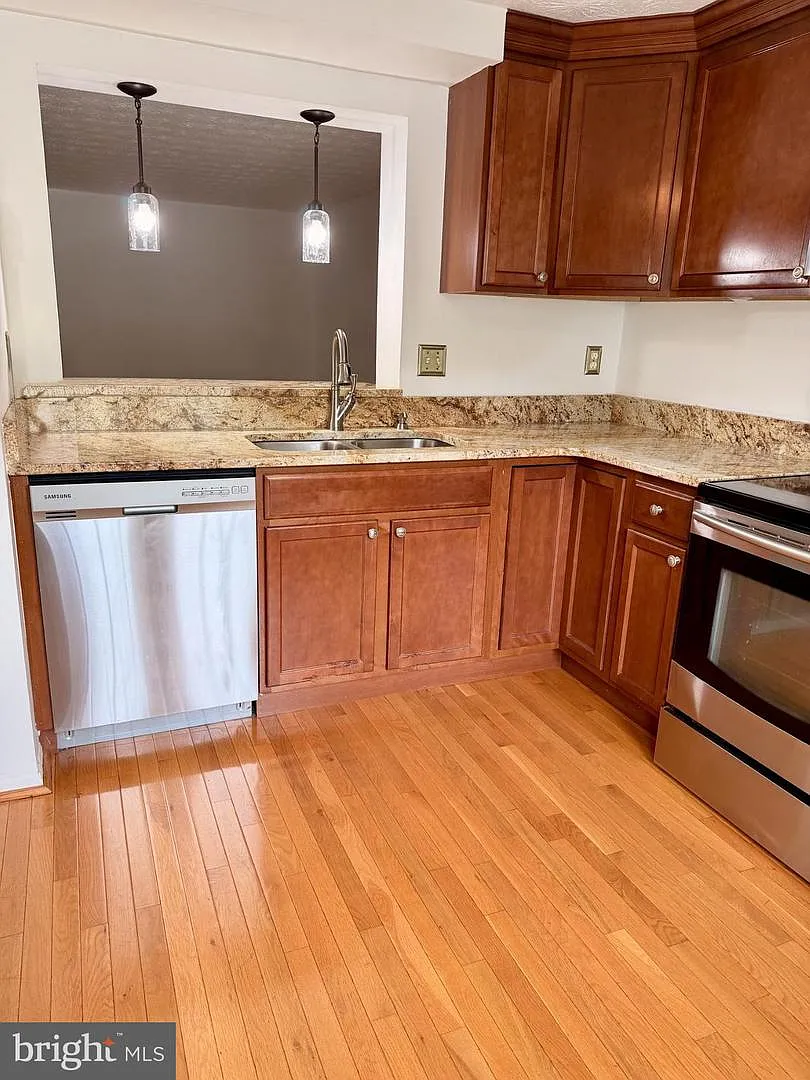 3 bed, 2.5 bath, 2100 sqft, $2,500 — Photo 4