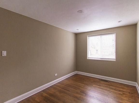 2nd image of 1702 W Belle Plaine Ave #Th
