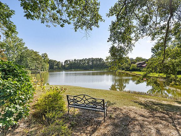 4th image of 202 Deer Run Ln