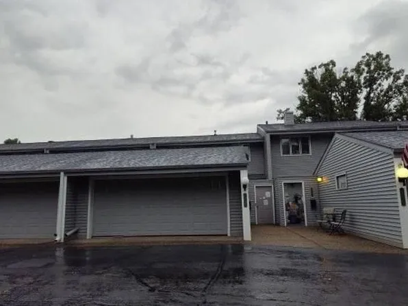 2720 Mackubin St, Roseville, MN 55113