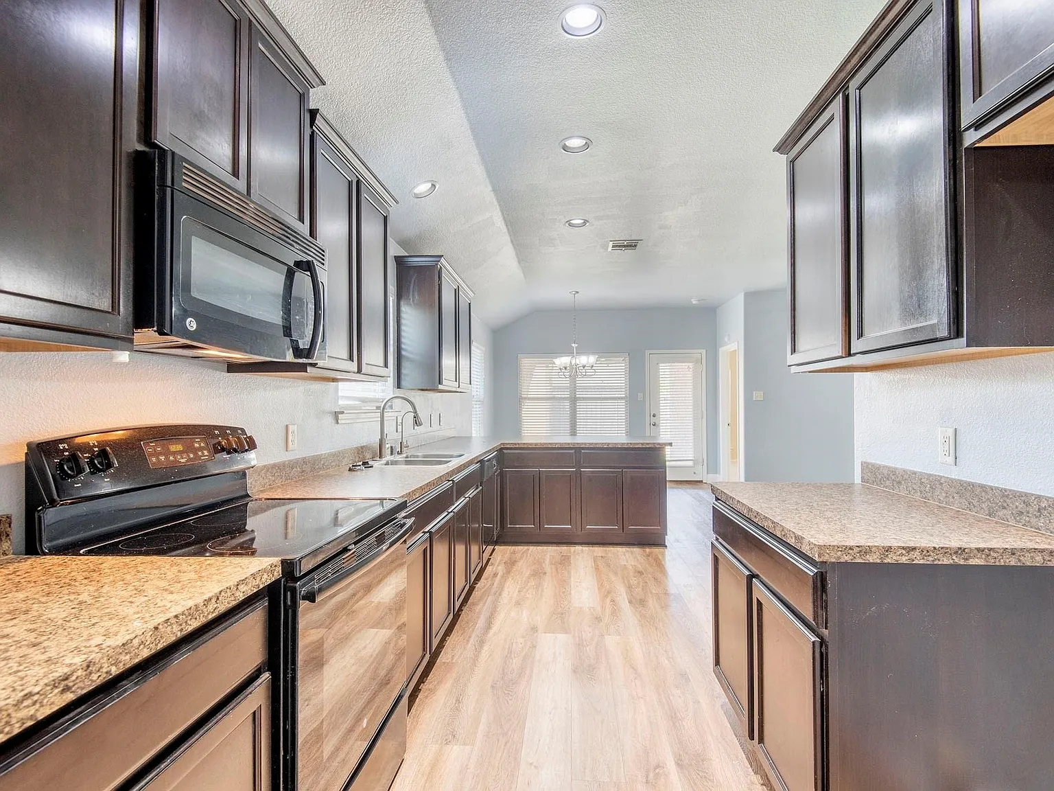 4 bed, 2.0 bath, 1630 sqft, $1,950 — Photo 3