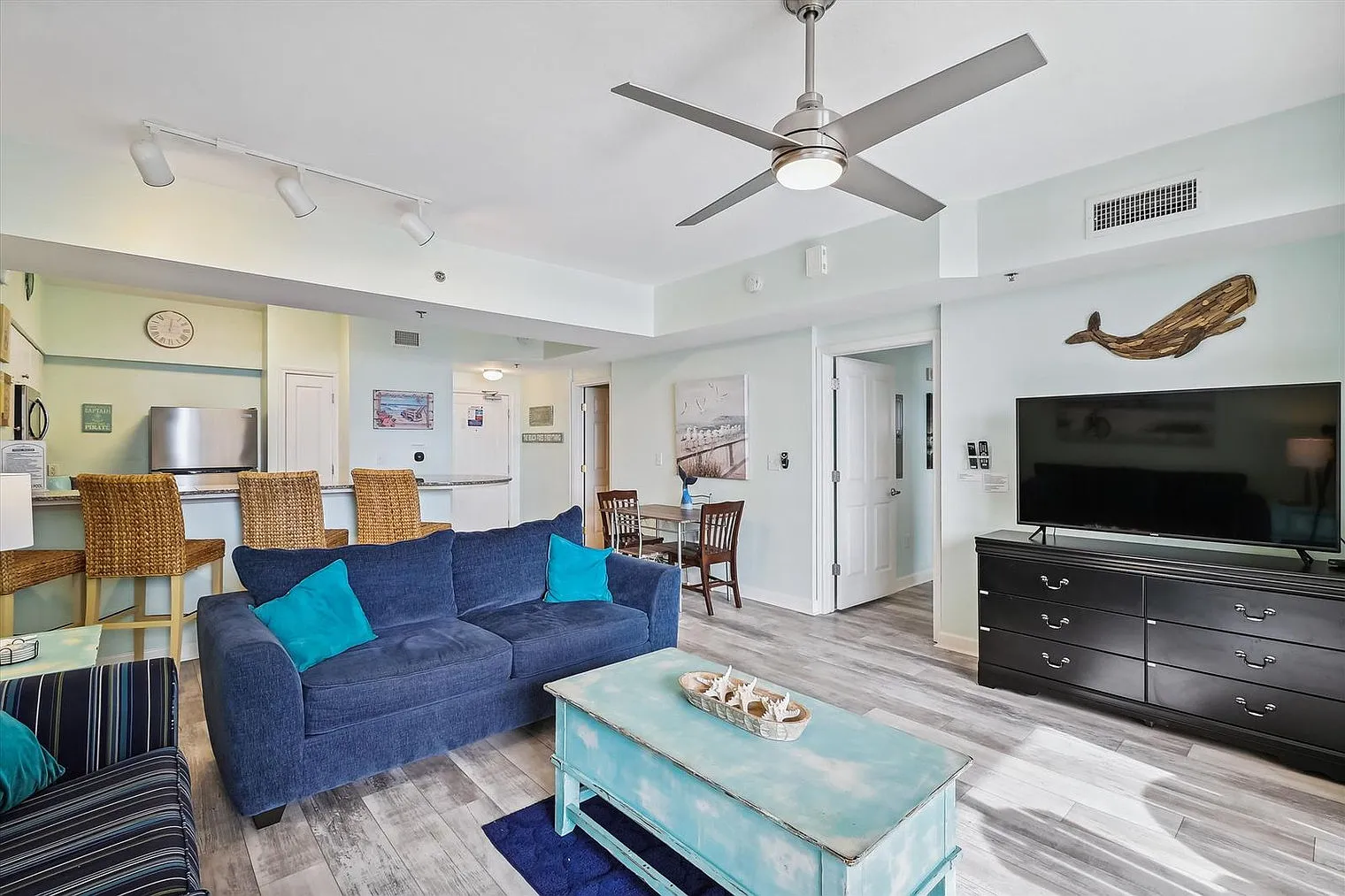 1 bed, 2.0 bath, 904 sqft, $3,368 — Photo 4