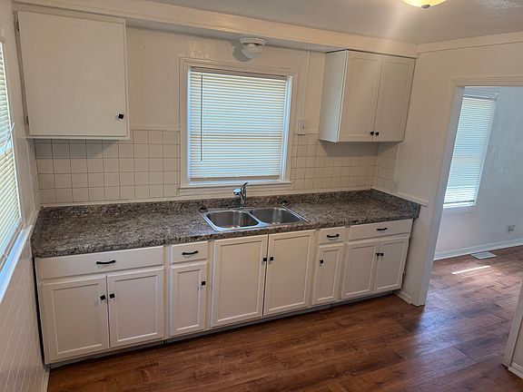 5th image of 3927 Jackson Ave
