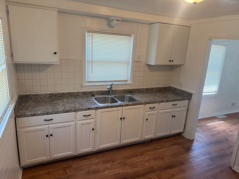 3927 Jackson Ave — Photo 5