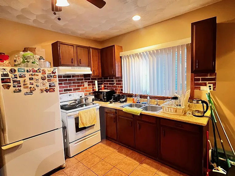122 Willis Ave — Photo 6