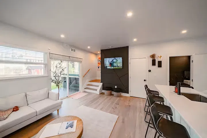 2 bed, 1052 sqft, $4,199 — Photo 4