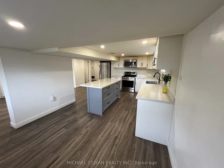 176 Queensdale Ave E #LOWER — Photo 3