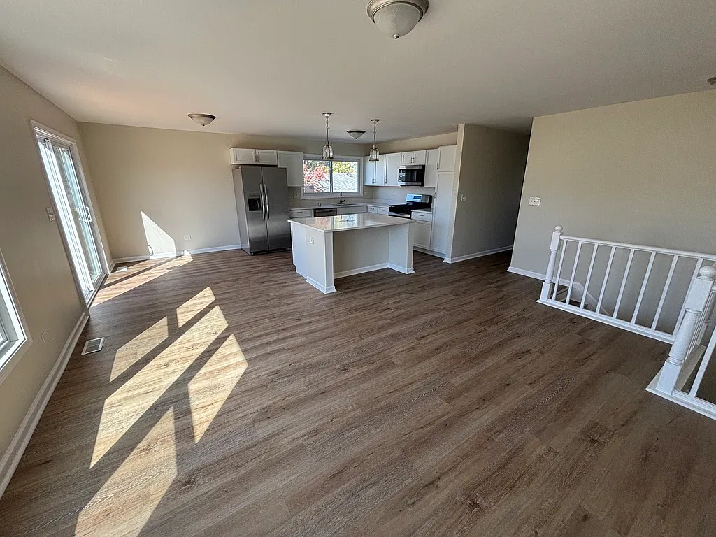5 bed, 3000 sqft, $3,695 — Photo 2