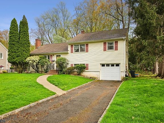 3rd image of 22 Springbrook Rd