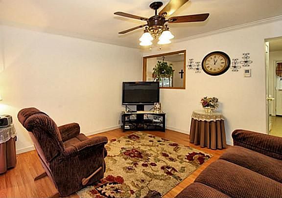 3rd image of 901 Ashwood Dr