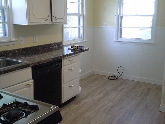 Kitchen - stainless appliances, eat in nook