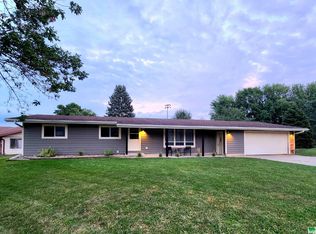 1604 Linden St, Hull, IA 51239