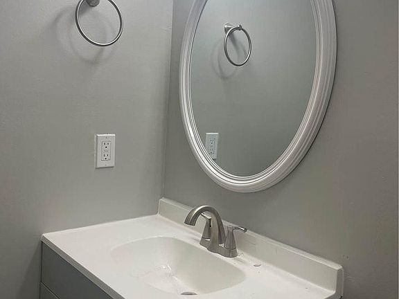 4th image of 408 Bainbridge Ct APT 19