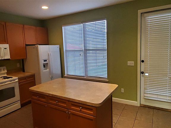 4th image of 3304 Calumet Dr