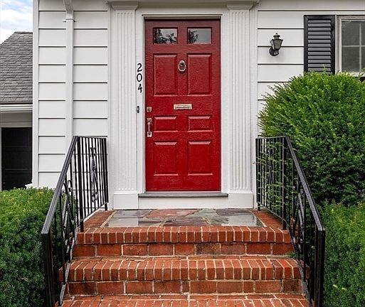 3rd image of 204 Thacher St